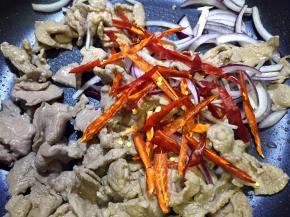 放入辣椒丝翻炒