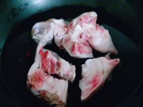 将猪脚焯水，冷水入锅，大火烧开，5分钟后捞出，用冷水冲洗干净。