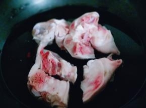将猪脚焯水，冷水入锅，大火烧开，5分钟后捞出，用冷水冲洗干净。