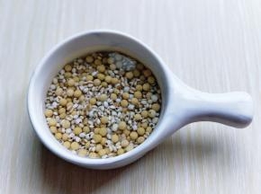 黄豆和薏米混合在一个器具中，淘干净，冷水泡2小时。