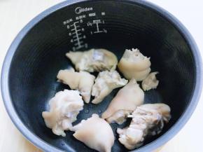 焯水并洗干净的猪脚加入电饭煲中。
