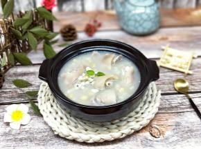 薏米祛湿，黄豆富含丰富的蛋白质，含有多种人体必须的氨基酸。