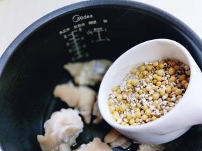 加入泡好的薏米和黄豆。