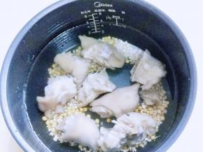 加入清水，适当多一些。我加到了电饭煲的汤功能的中档水位。