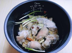 加入洗干净的葱姜，八角，桂皮。