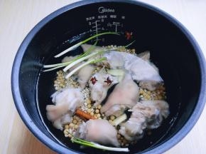 加入洗干净的葱姜，八角，桂皮。