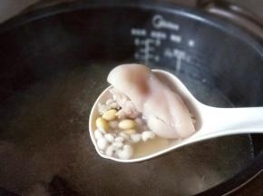 电饭煲鸣笛了，打开盖子香味扑鼻而来。猪脚糯糯的。