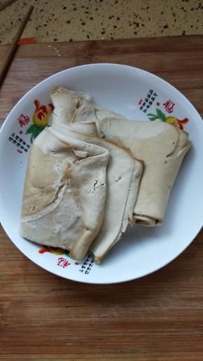 豆腐皮用开水烫一下