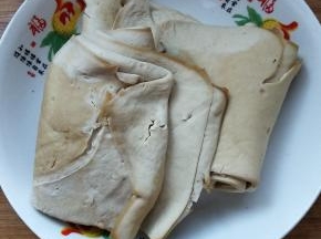 豆腐皮用开水烫一下