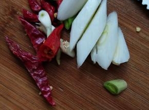 葱和辣椒也切好备用