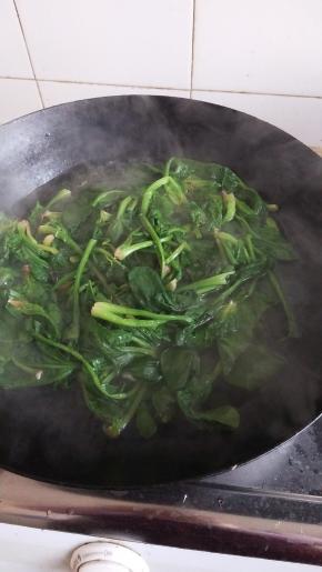 锅里多放些水烧开烫一下菠菜再捞出控水