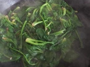 锅里多放些水烧开烫一下菠菜再捞出控水