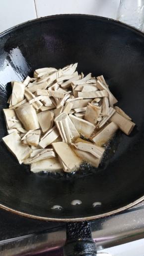 热锅入油放入豆腐皮煎香