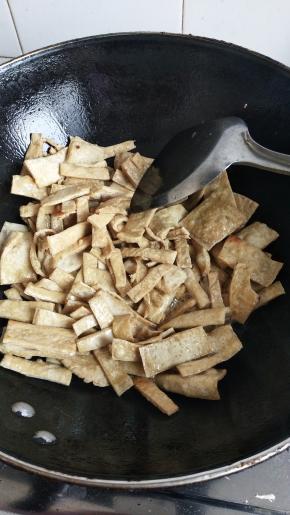 翻炒换面继续煎熟