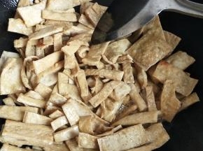 翻炒换面继续煎熟