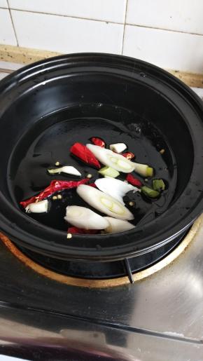 砂锅烧热入油放入葱和辣椒翻炒