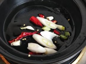 砂锅烧热入油放入葱和辣椒翻炒