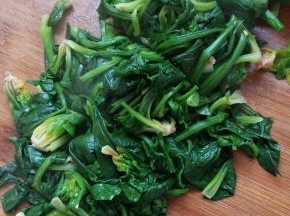 控干水的菠菜切断