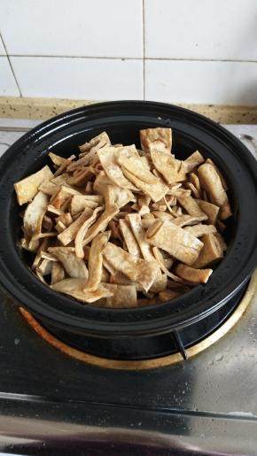 把煎至好的豆腐皮入砂锅翻炒