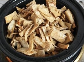 把煎至好的豆腐皮入砂锅翻炒