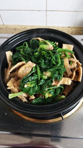 加入菠菜加入适量生抽和少许开水加入盐翻炒入味入味