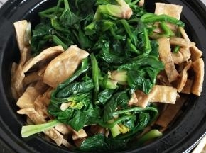 加入菠菜加入适量生抽和少许开水加入盐翻炒入味入味