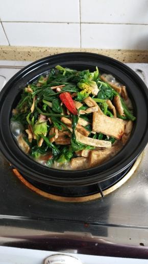 锅内水烧开，豆腐皮烧软即可