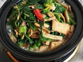 锅内水烧开，豆腐皮烧软即可