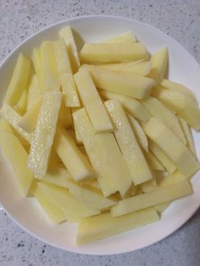 2.将土豆切成1厘米宽的长条（家里没有波浪型的刀）