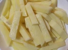 2.将土豆切成1厘米宽的长条（家里没有波浪型的刀）