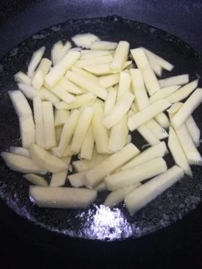 .锅中倒入冷水，放入泡过水的土豆条，开火将土豆条焯熟，用锅铲能切断土豆条的时候说明熟了，再把焯熟的土豆条过一遍冷水备用。