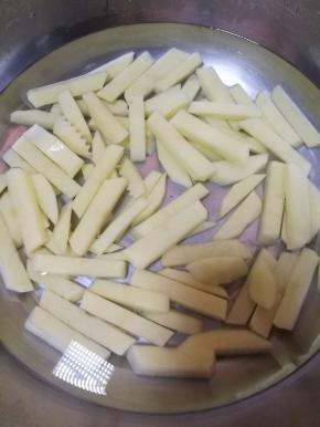 用水泡一会土豆条2.，泡掉一些多余的淀粉。