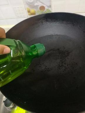 锅中倒入适量的食用油，把沥干水的土豆条倒进锅里。