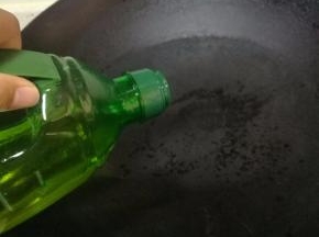 锅中倒入适量的食用油，把沥干水的土豆条倒进锅里。