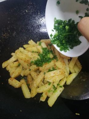 小葱洗净，只要葱叶，切成葱花。，倒入锅中