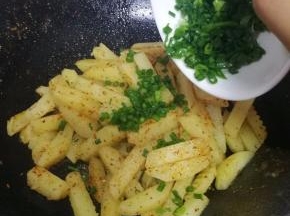 小葱洗净，只要葱叶，切成葱花。，倒入锅中