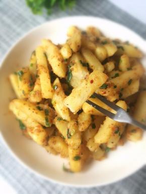 土豆条辛辣开胃，葱香扑鼻。我一个人都能吃一盘。