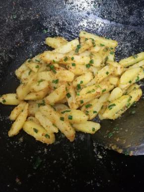 土豆本身是熟的，所以我们这步只要调味，不用炒太久，放点耗油炒匀就可以了。