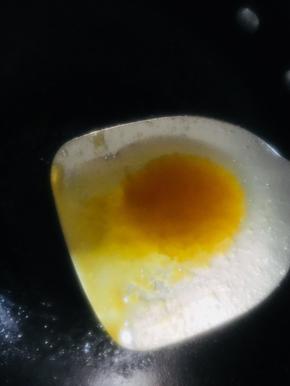 炒至糖汁变褐色，此时糖色炒好了。糖色炒过头会发苦的。