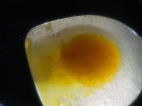 炒至糖汁变褐色，此时糖色炒好了。糖色炒过头会发苦的。