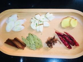 葱姜蒜，辣椒、八角、桂皮、香叶备好如图