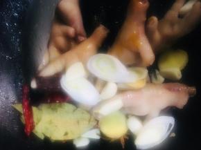 把所有的调料放进去一起炒香