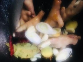 把所有的调料放进去一起炒香