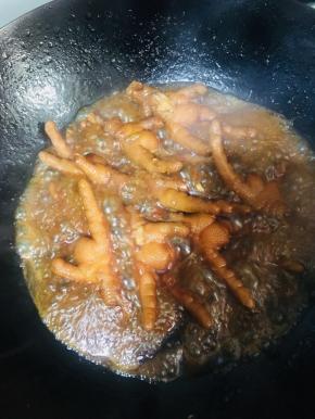 半小时后，打开锅盖大火收汁即可装盘