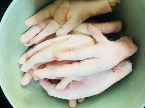 剪去指甲盖放入碗中备用