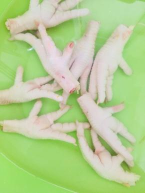 鸡爪买回来先用清水浸泡一会儿