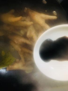 倒入老抽翻炒均匀上色