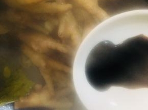 倒入老抽翻炒均匀上色