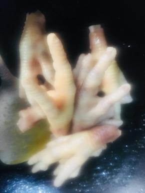 放入沥干水分的鸡爪翻炒片刻