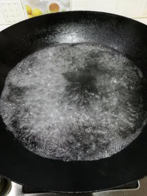 准备食材，饺子千万不要解冻，烧一锅开水